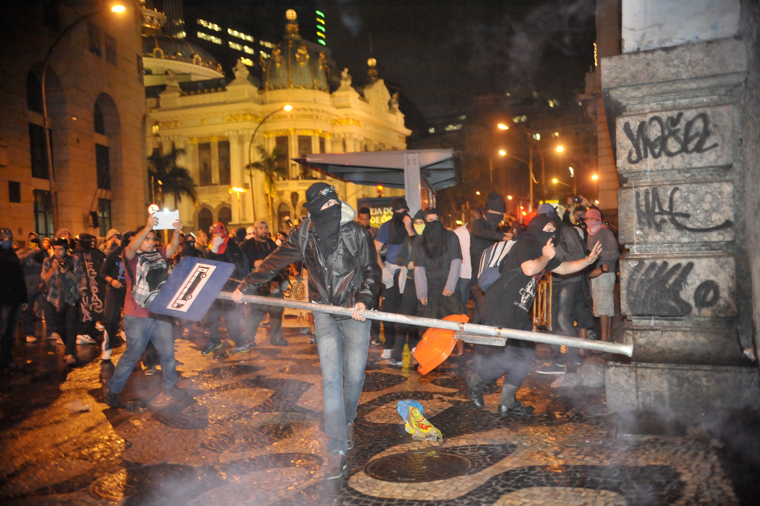 Most Brazilians Against Black Bloc: Daily