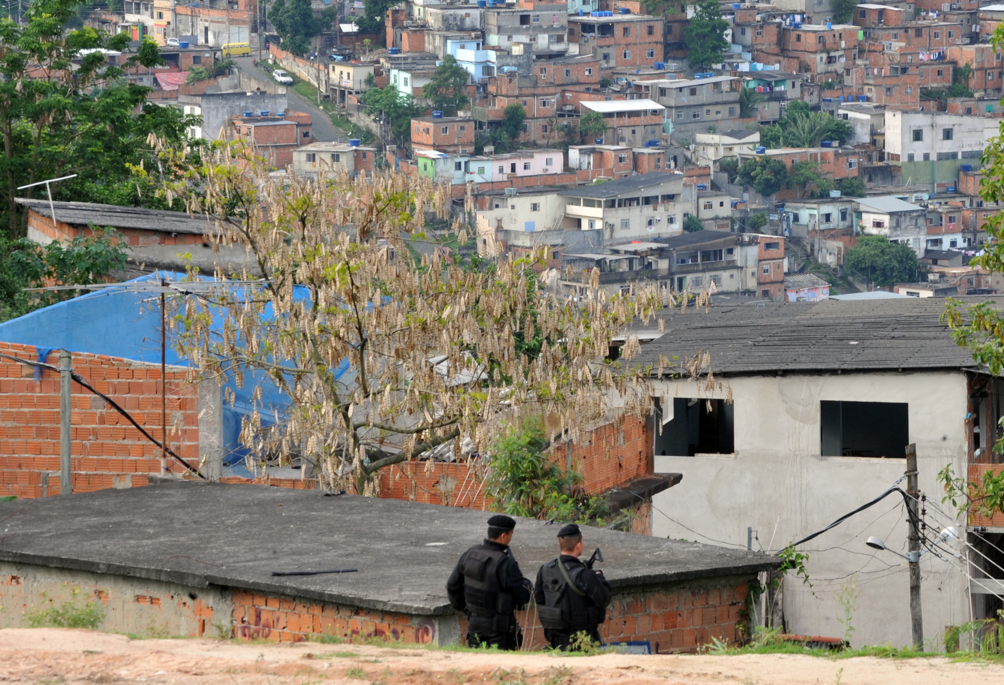 The army occupy Complexo do Alemão in 2010