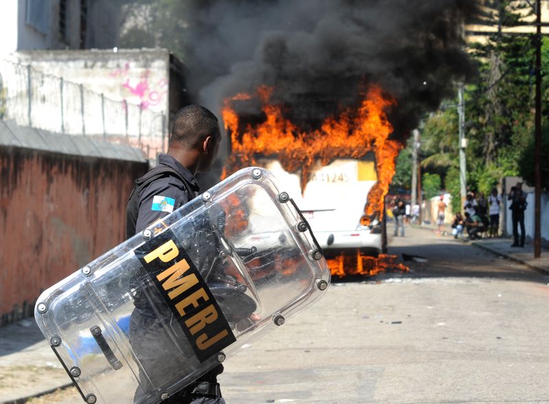 Police and Favela Oi Occupants Clash: Daily