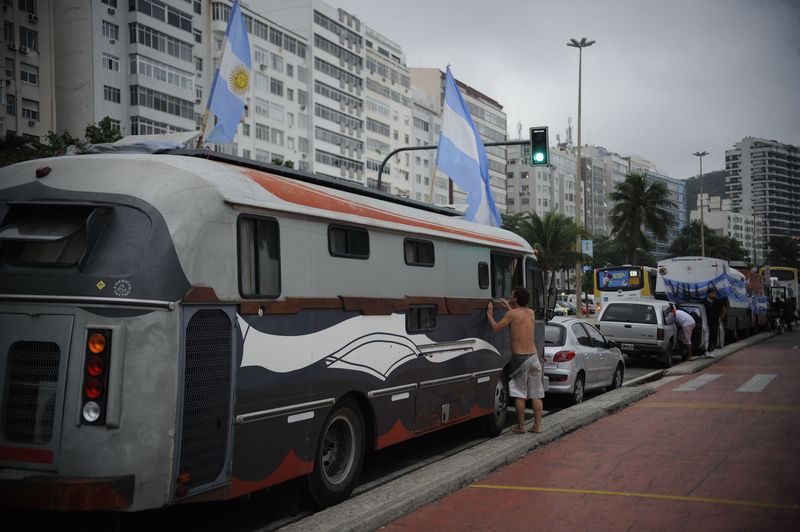 Motorhomes Leme Beach, Rio de Janeiro, Brazil, Brazil News, Motorhomes, Camping, World Cup 2014, Leme Beach, Leme, RVs, Argentines, Tourists, Fans, Chileans