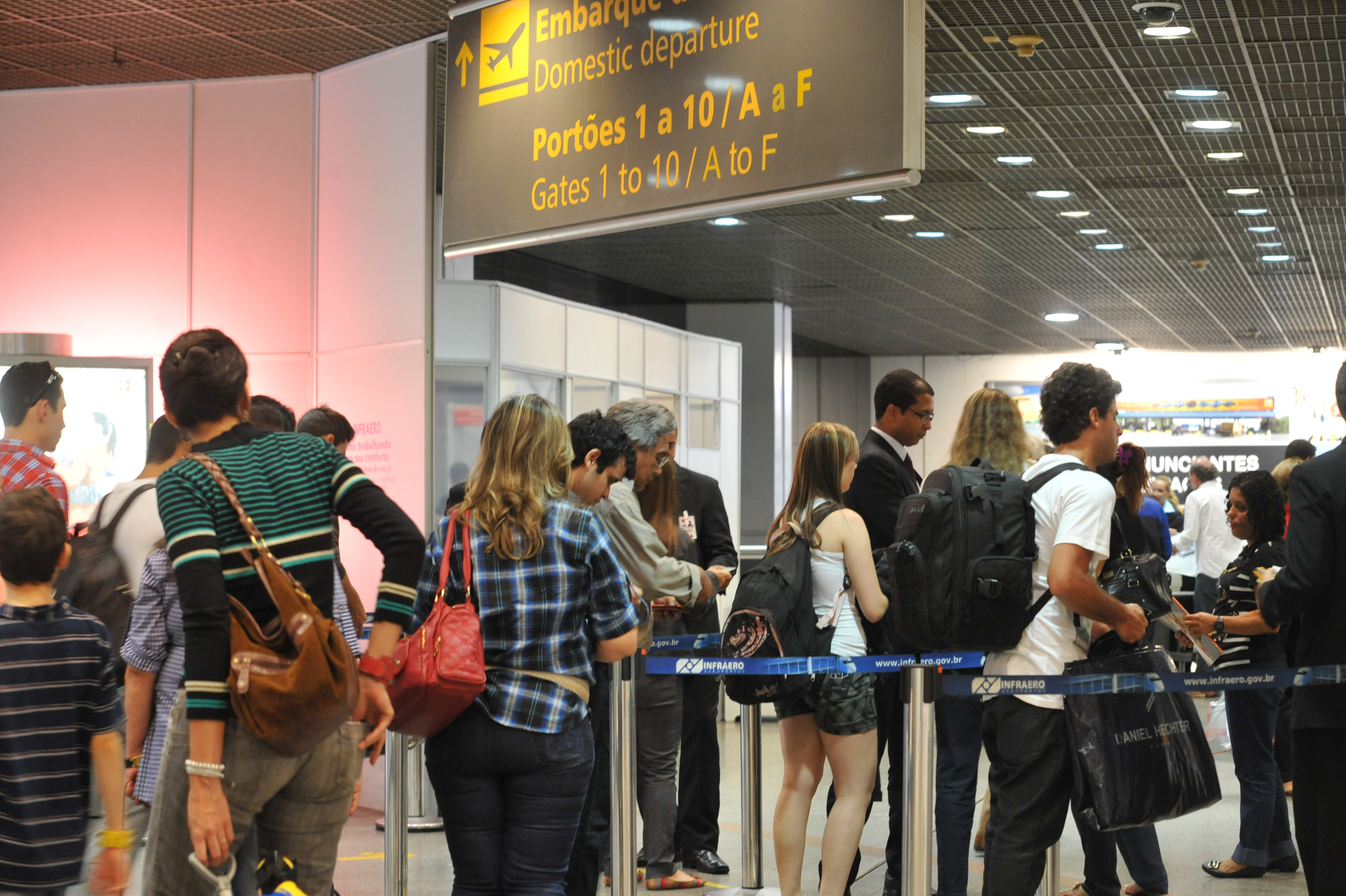 Brazilians to be Taxed 25 Percent on Travel Services Abroad