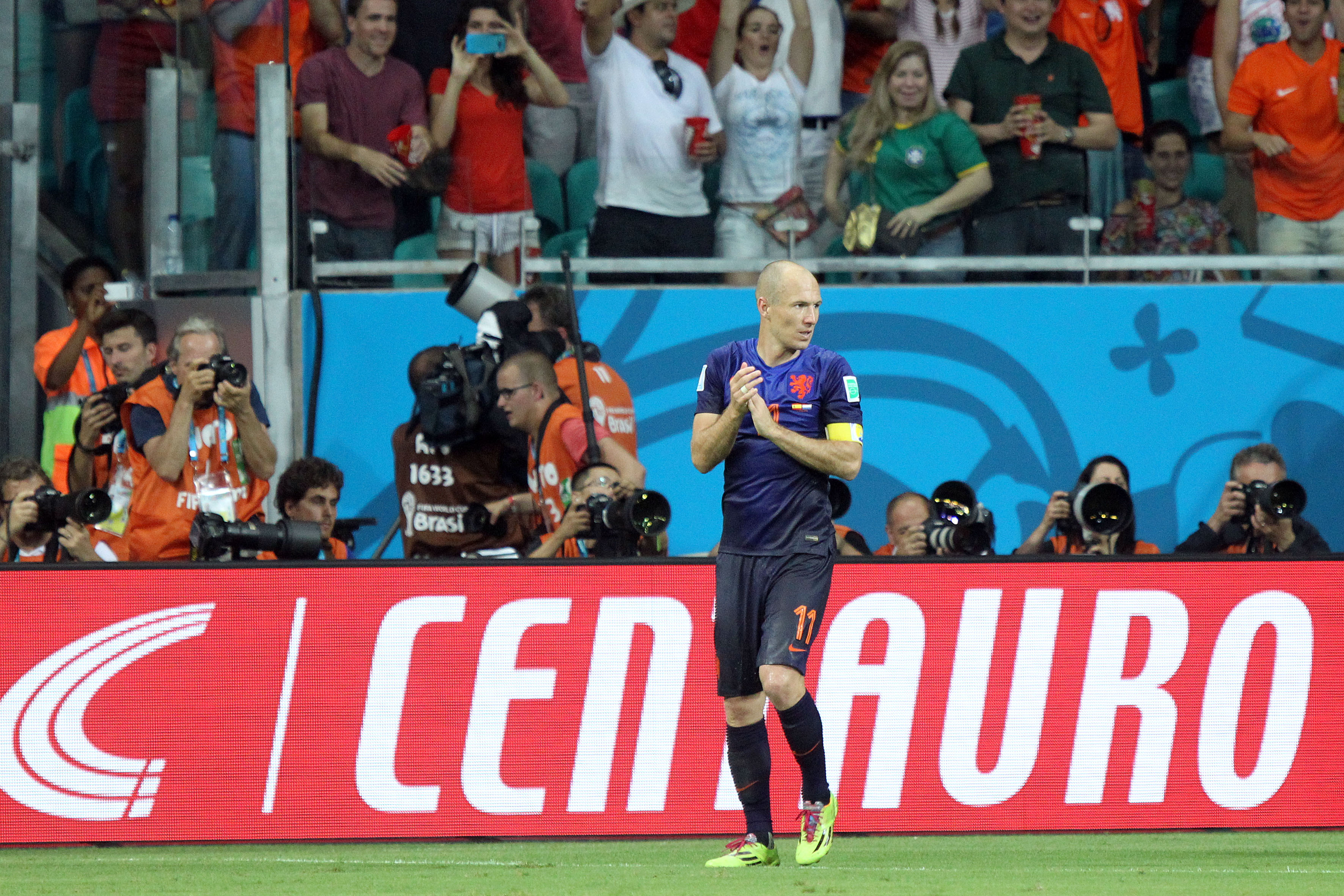 Holland Thrash Spain in World Cup Group B: Daily