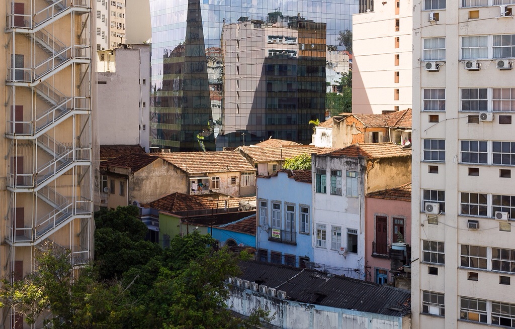 Banco do Brasil (BB) has announced the sale of 1,404 properties with discounts that could reach 70%. This offer includes houses and apartments at prices ranging from R$15 thousand to R$21,7 million.
