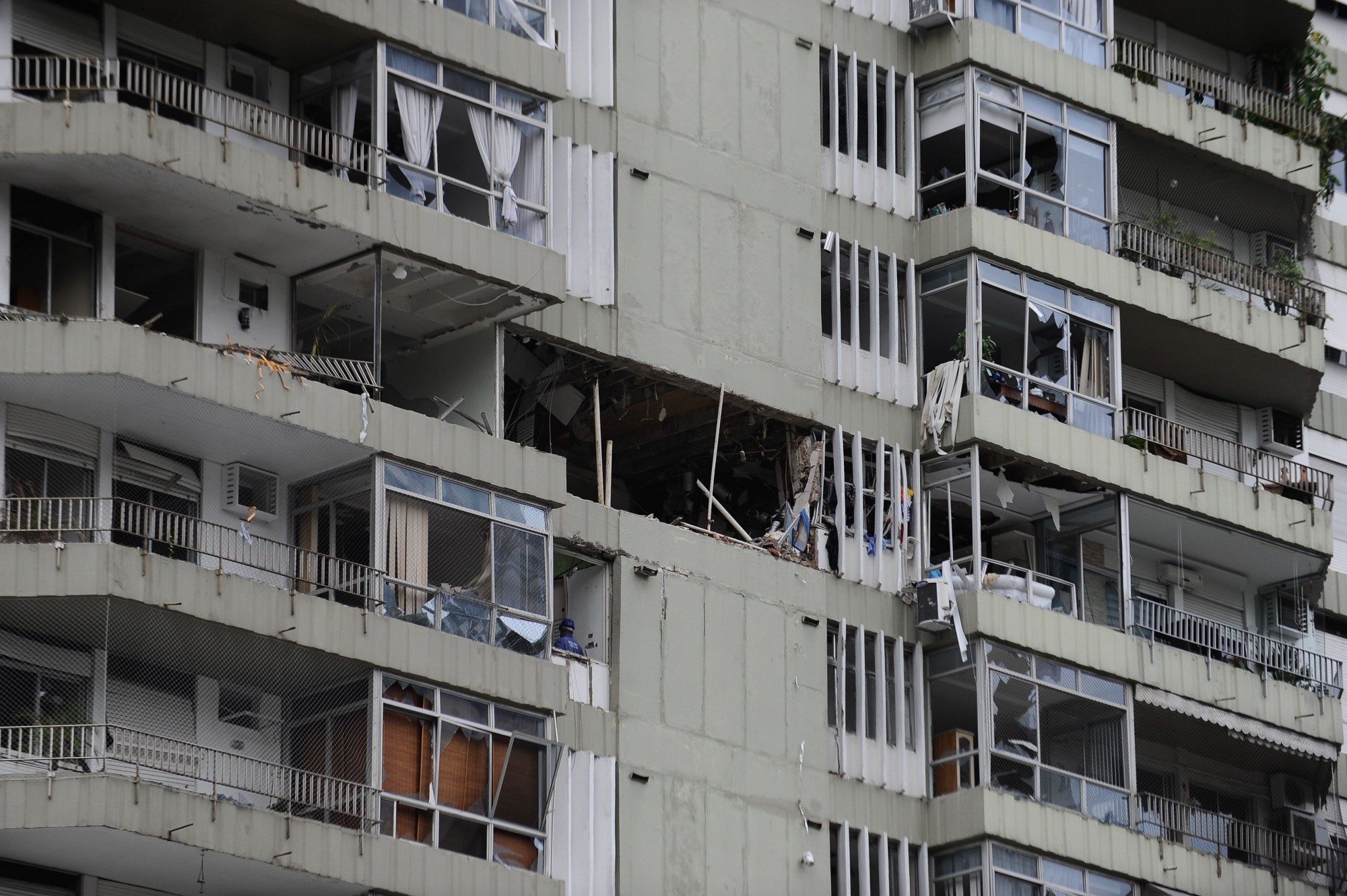 Explosion in apt building Rio photo by Fernando Frazão AgBr