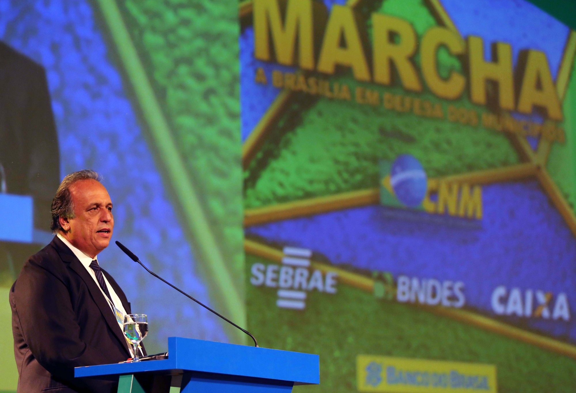 Rio Governor Pezão Pushing for Weapons Law in Congress