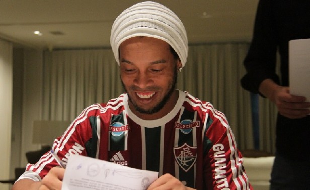 Ronaldinho signs to Fluminense