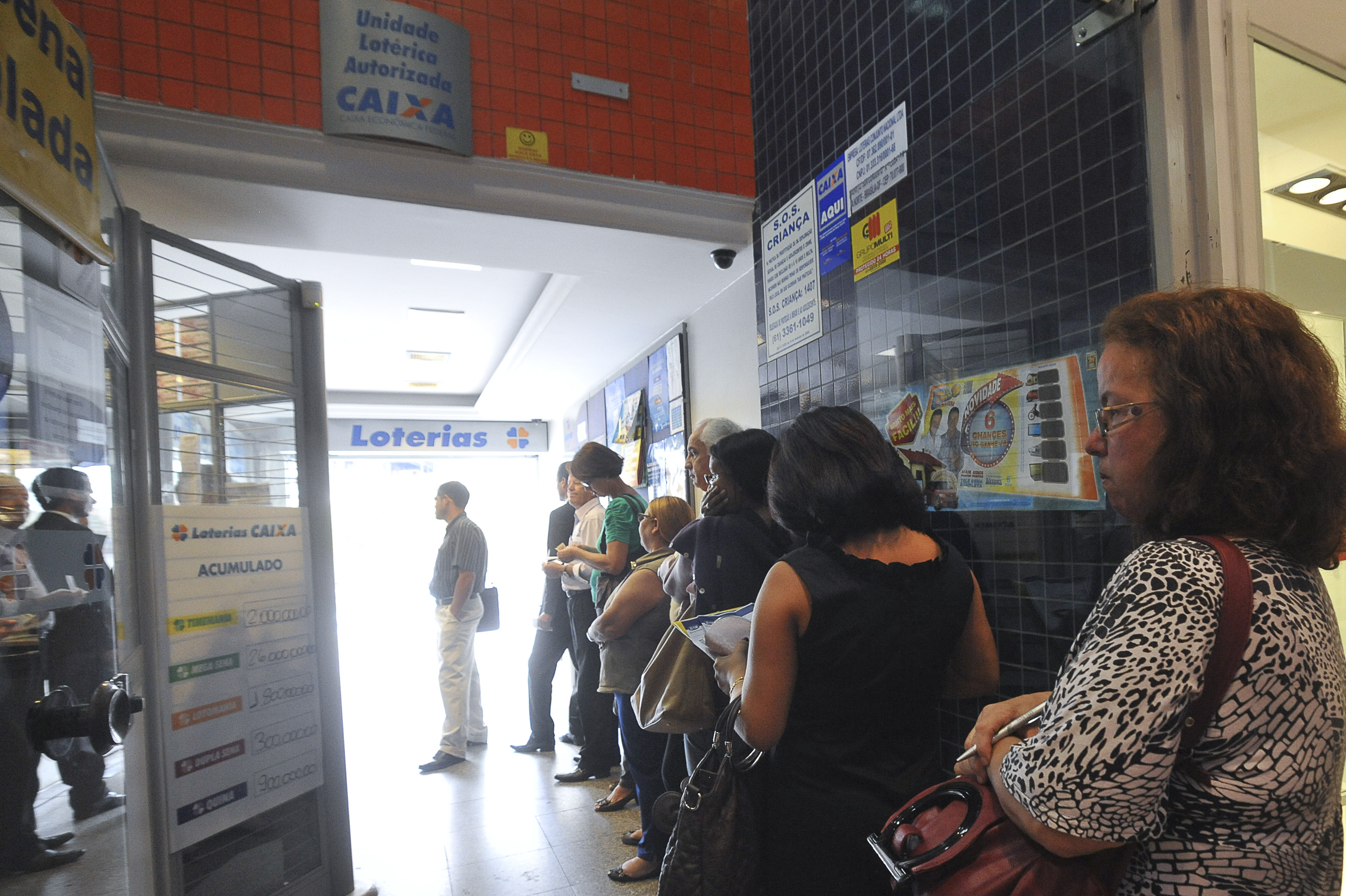 Brazil, Rio de Janeiro, Customers pay bills at lottery houses