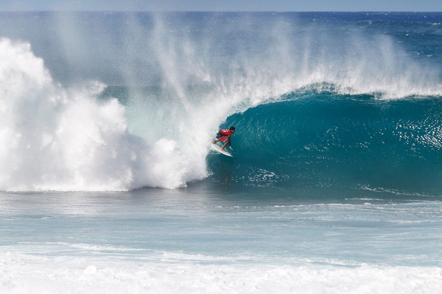 Mason Ho (HAW), Billabong Pipe Masters wildcard, created a massive upset this morning in eliminating current World No. 2 Filipe Toledo (BRA) from the event and the WSL Title race.