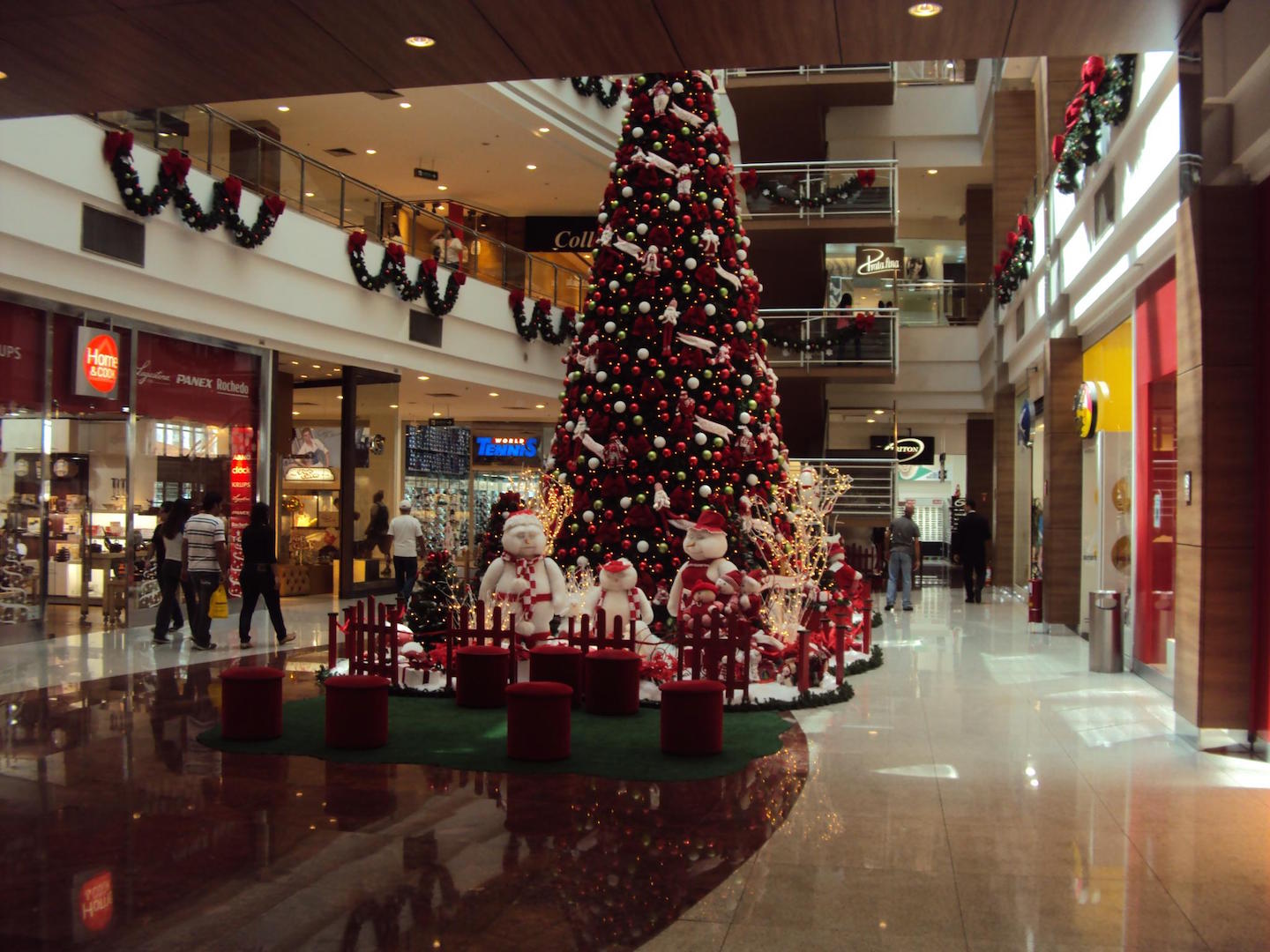 Brazil, São Paulo,Shopping center in São Paulo not as full as expected during this Christmas season,