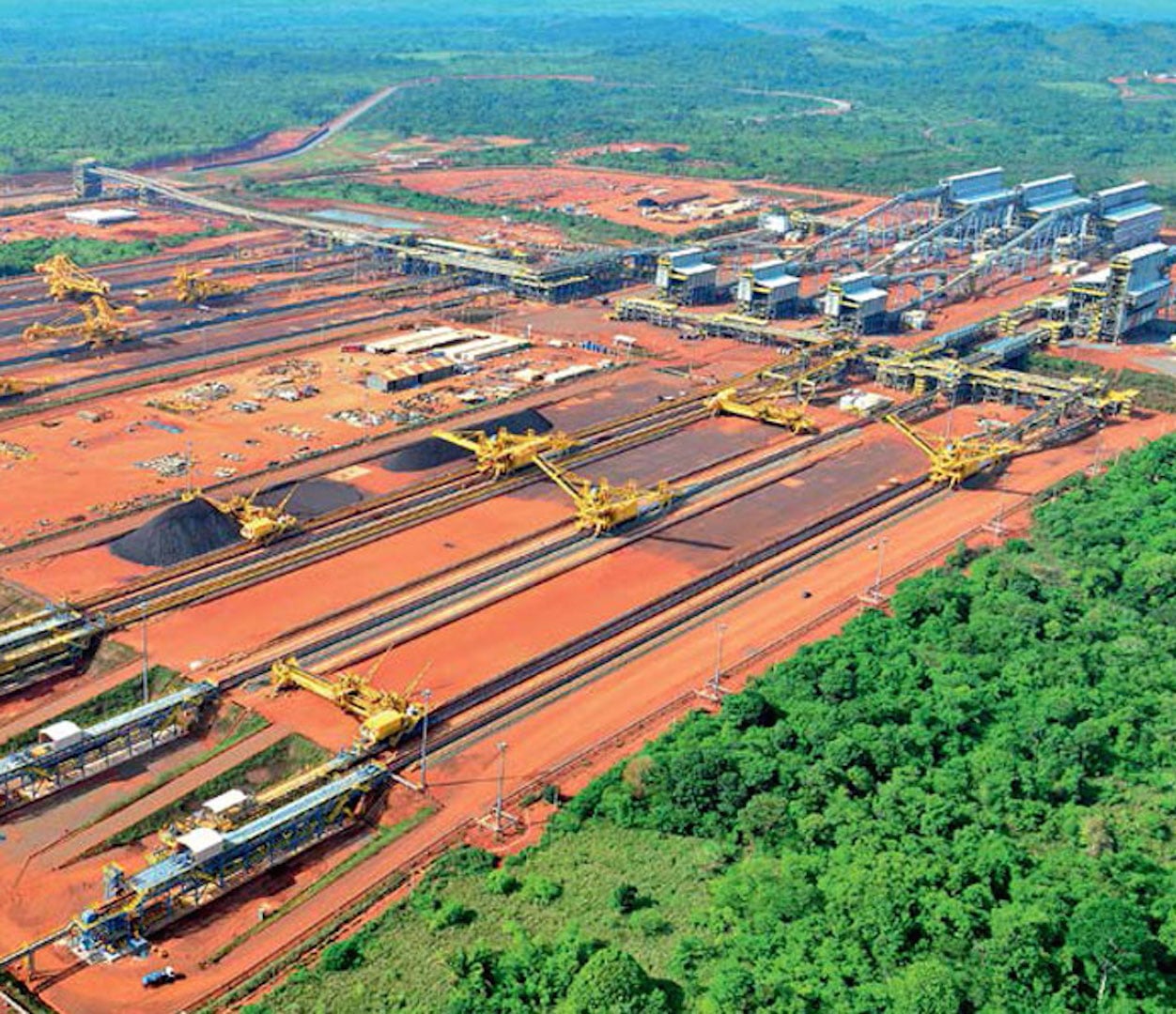 An aerial view of a large iron ore operation in Brazil, illustrating the mining sector agenda for 2035