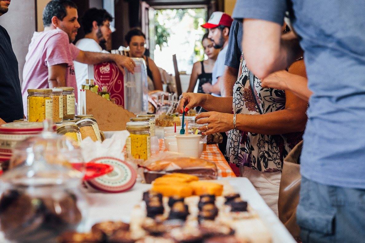 Visitors peruse Junta Local's culinary offerings, photo by Samuel Antonini. Brazil, Brazil News, Rio de Janeiro, food fairs, Junta Local, refugees in Brazil, refugees in Rio