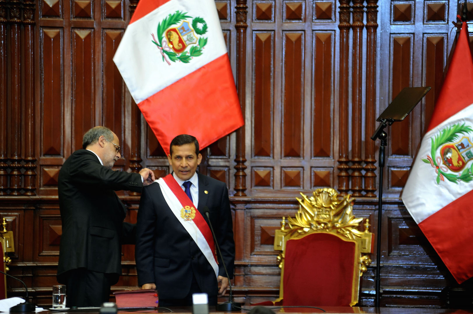 Ollanta Humala wearing presidential sash, Peruvian flag