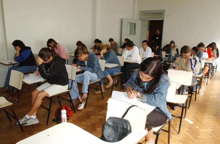 The Ministry of Tourism will offer 10,000 free technical college courses for public school students, Brazil, Brazil News