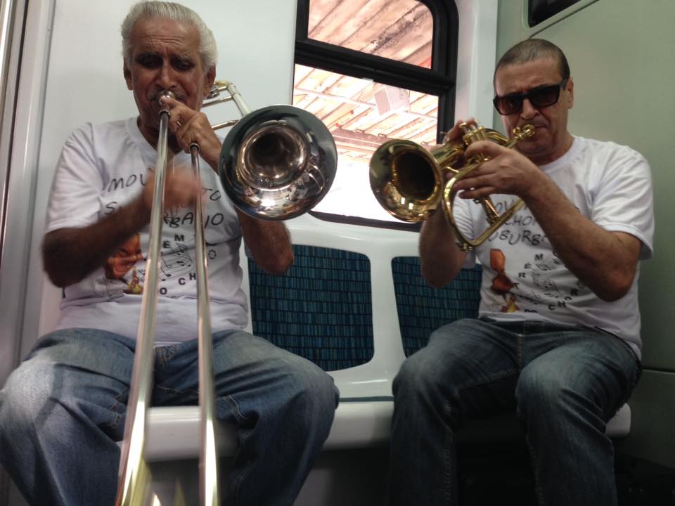 Musicians play inside the carriage in last year's Trem do Choro, internet photo recreation.