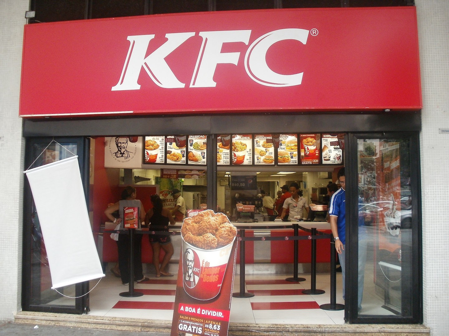 KFC restaurant Catete photo Eduardo P CC Wikimedia