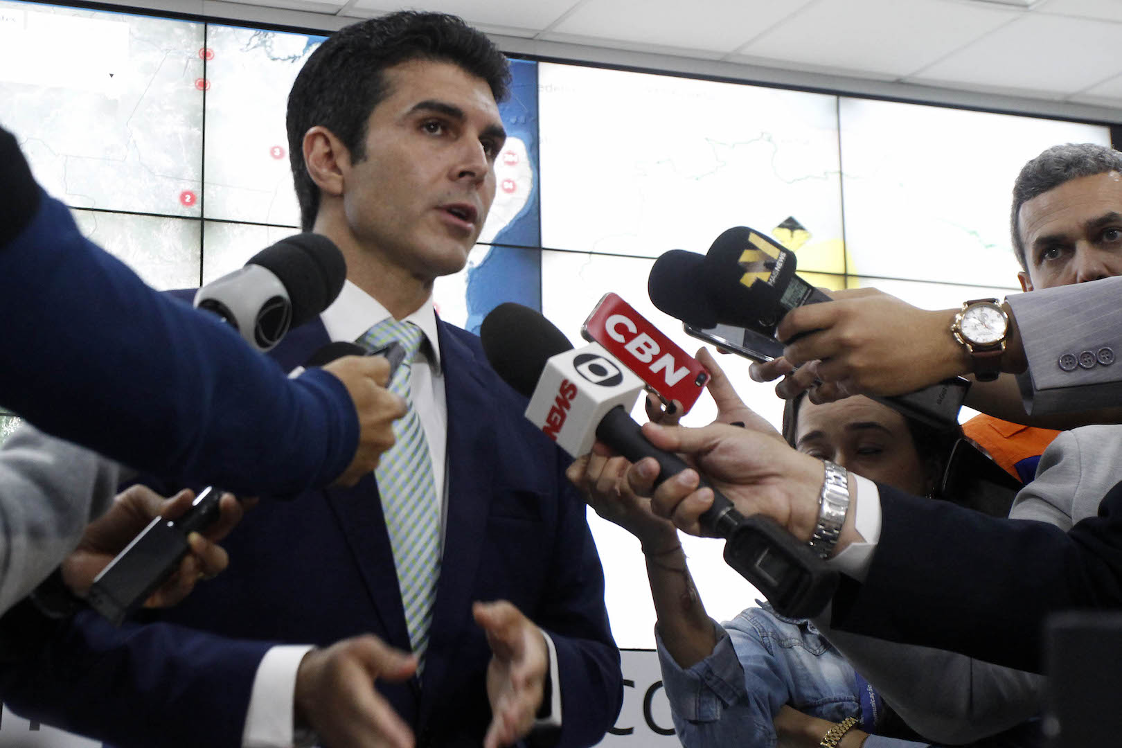 Minister Helder Barbalho talks to journalists about natural disaster warning system