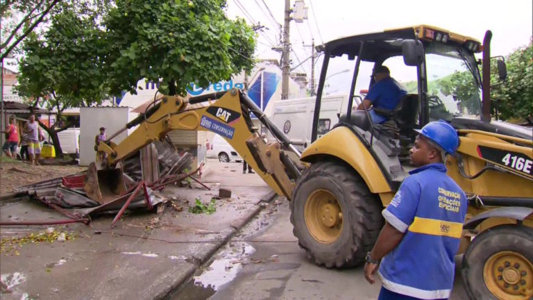 Officials in Rio Destroy Over 50 Kiosks in Vila Kennedy Favela