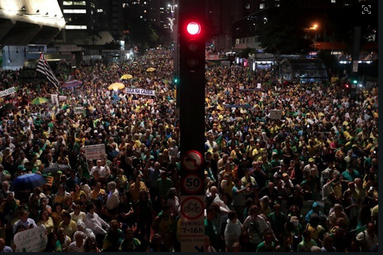 Brazil,Protesters gather in Avenida Paulista to demonstrate a possible habeas corpus which would allow former president Lula to go free,