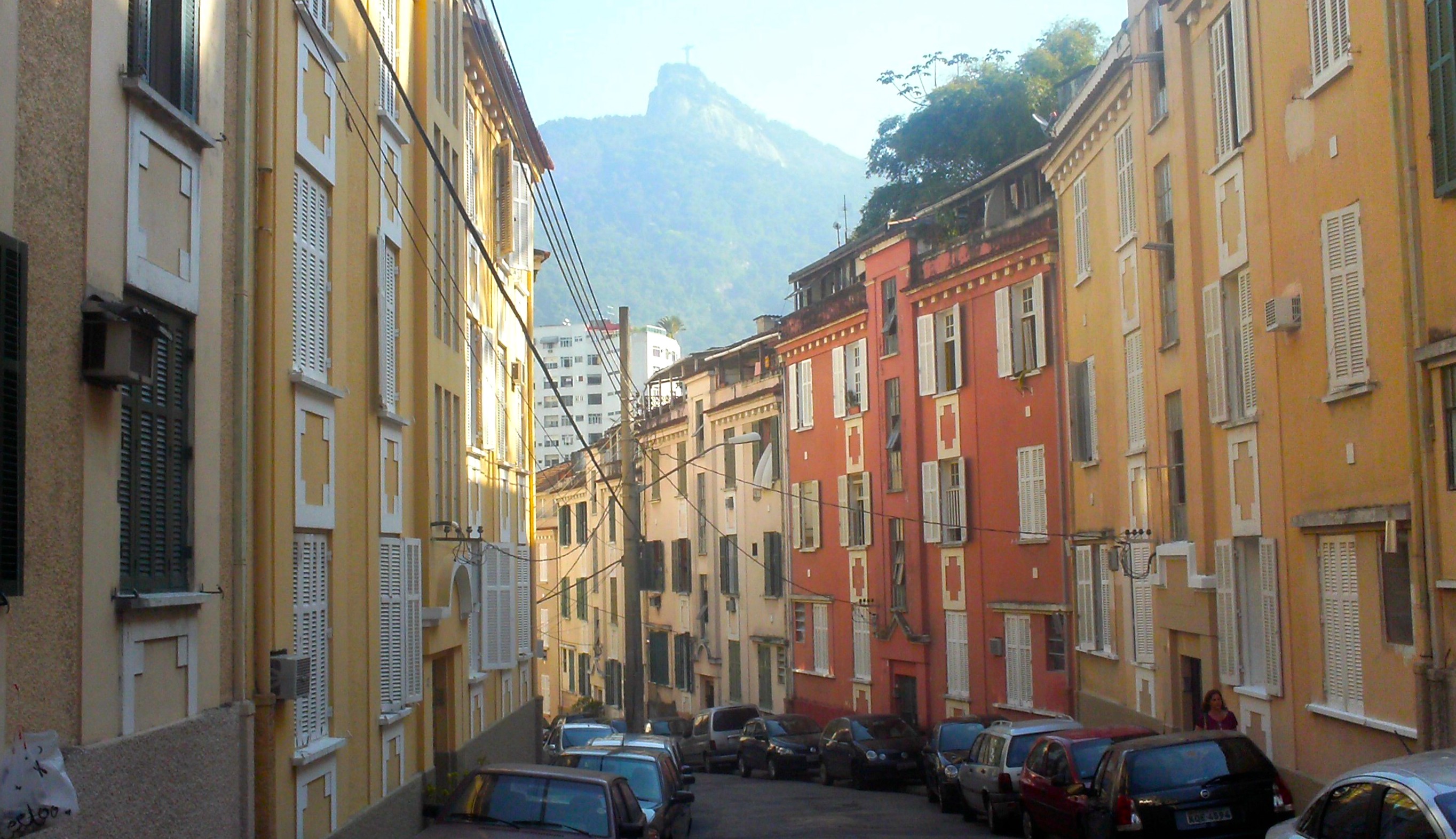 Laranjeiras streets are known as being relatively safe, family friendly and tranquil, allowing for an unfussy atmosphere of Carioca living, photo internet reproduction.