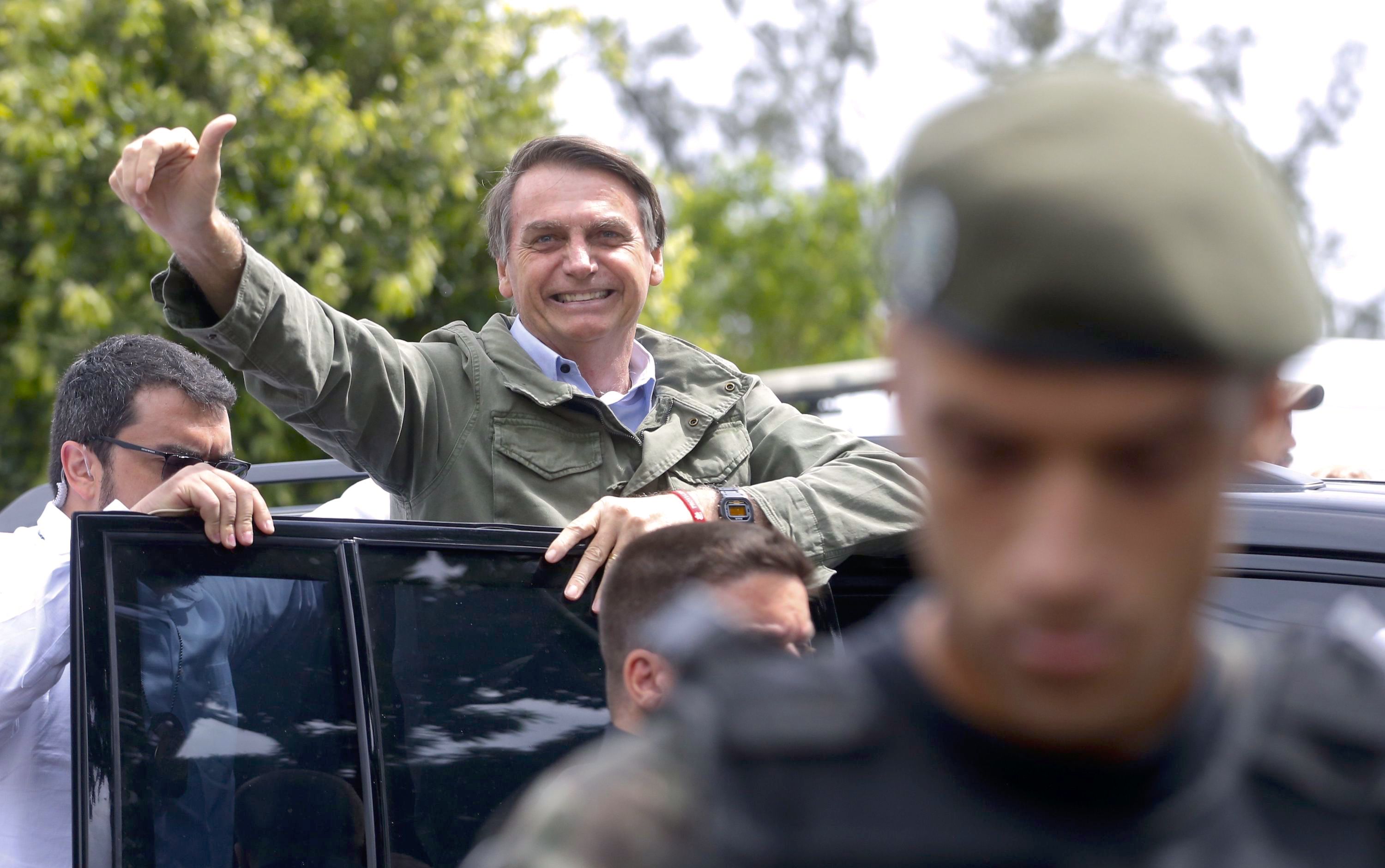 Acompanhado de agentes da PF e da mulher, Bolsonaro vota no Rio.