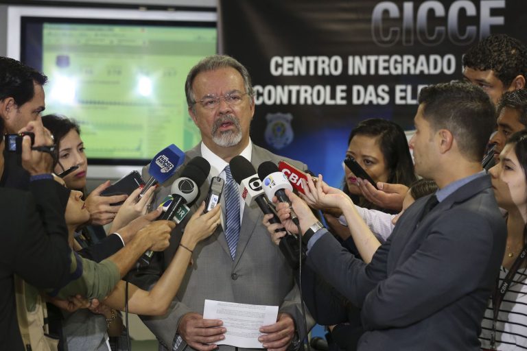 Minister Raul Jungmann promises to investigate threats made to journalists covering the presidential elections.