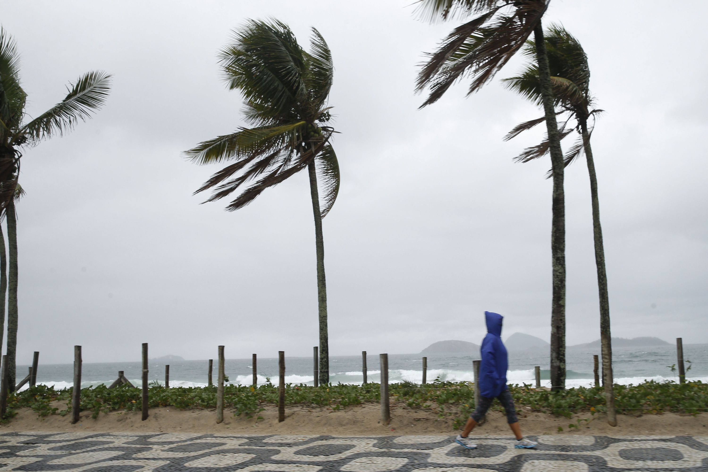 Frente fria chega ao Rio trazendo ressaca, chuva e baixas temperaturas.