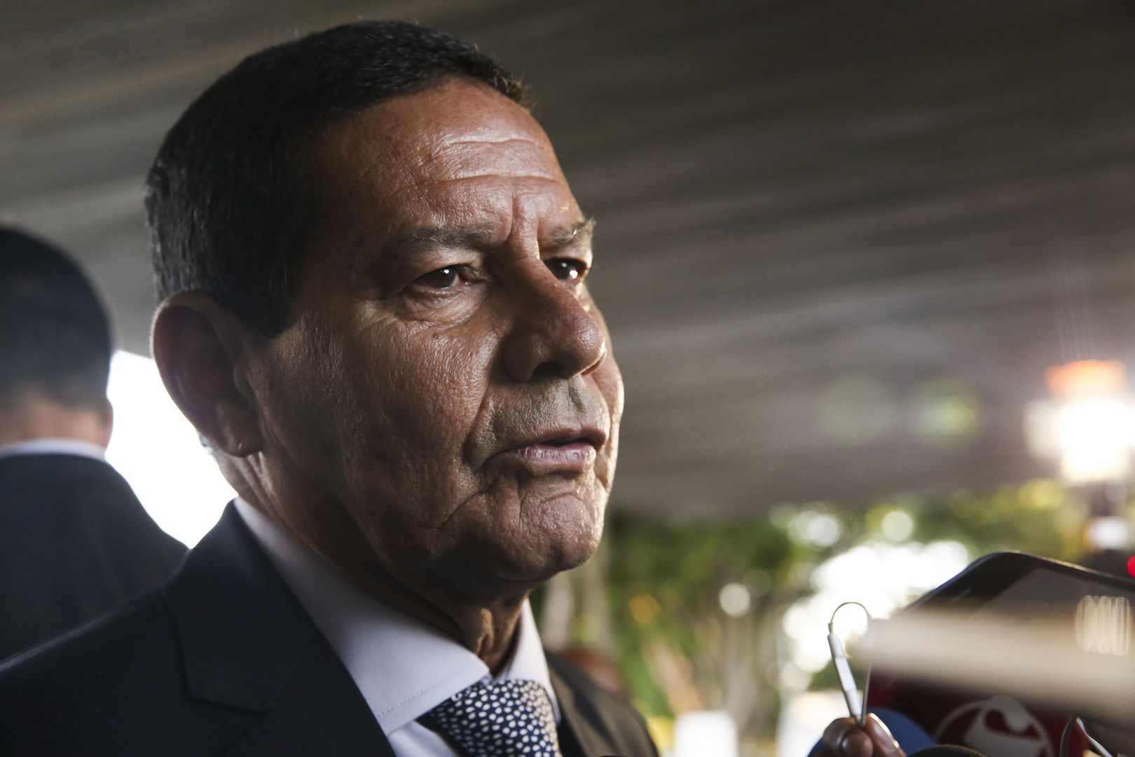 In a live stream from Itaú Bank, Vice-President Hamilton Mourão said on Monday, November 9th, that Brazil "never left the first wave" of Covid-19 and stressed that caution is needed with a vaccine against the disease. Mourão also said that it is difficult to predict when the immunizer will be available.