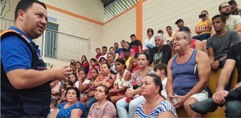 Brazil, Brazil news, politics, Minas Gerais,Residents in Barão de Cocais listen to directions about possible evacuation if dam breaks