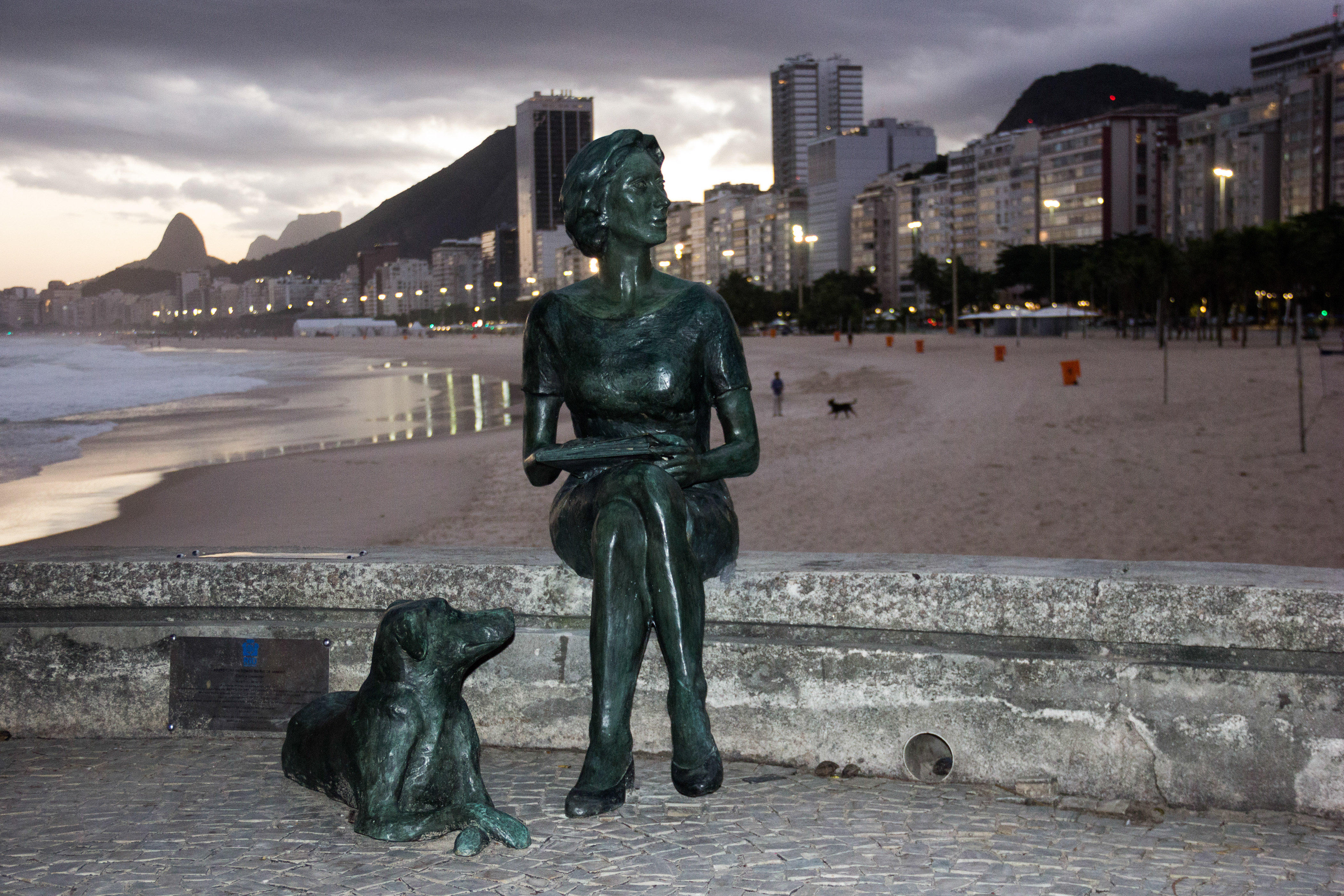 RIO DE JANEIRO, RJ - 25.05.2016: ESTATUA DE CLARICE LISPECTOR NO LEME - Estatua em homenagem a escritora Clarice Lispector na Praia do Leme, zona sul do Rio de Janeiro. A escultura em bronze e de autoria do artista Edgar Duvivier e tambem retrata o cachor