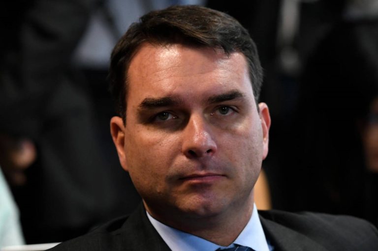 Flávio Bolsonaro Attempts to Block Justice Investigation for the Third Time
