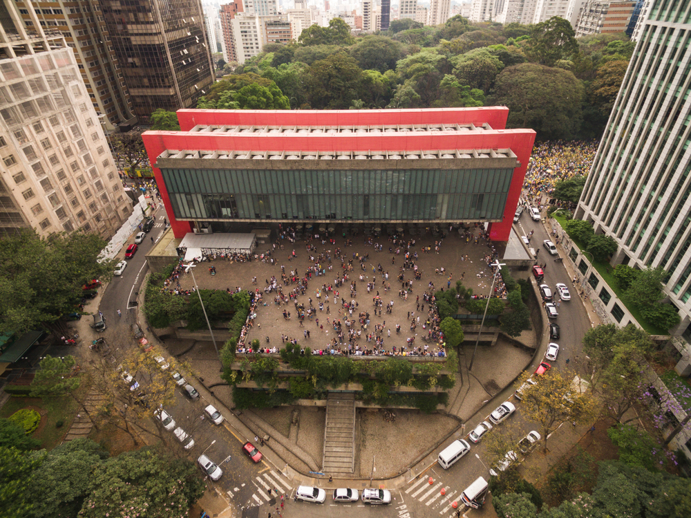 the museum board claimed that the overload, caused by crowds that often fill the free span of Masp, is a danger to the public, the building, and heritage.