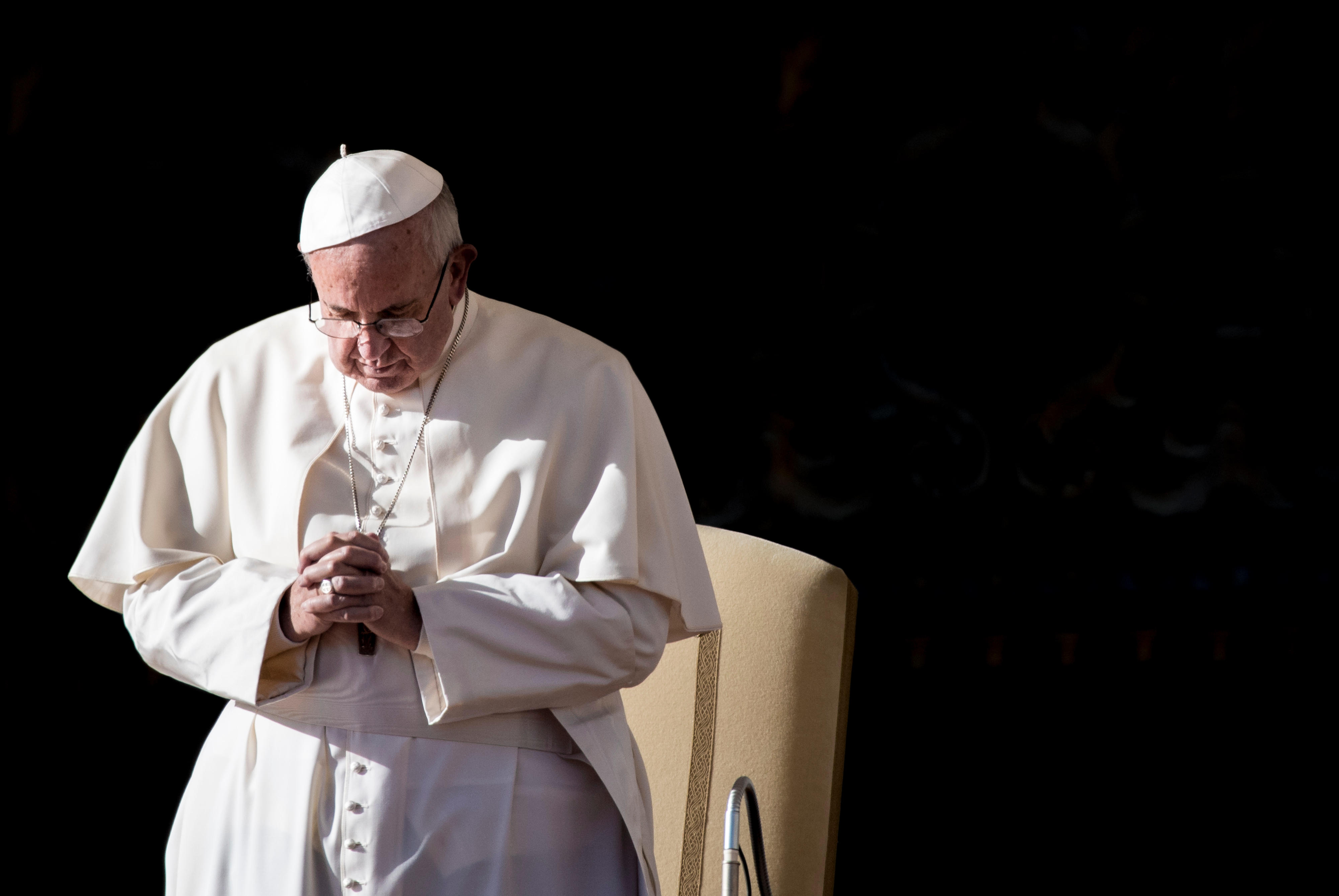 Vatican, Vatican City. 2nd Dec, 2015. Pope Francis prays during his weekly general audience at St Peter's square on December 2, 2015 at the Vatican Credit:  Massimo Valicchia/Alamy Live News