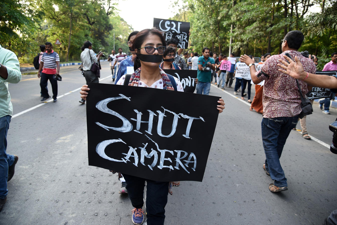 Kolkata, West Bengal, India. 11th Apr, 2018. A woman seen holding a placard during the protest.Hundreds of journalists protest against ruling party's alleged attack on journalists across Bengal during Panchayat nomination coverage. The rally started at Ma