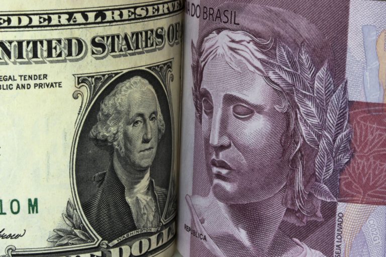 Dollar Hits R$4 and Closes at its Highest in Seven Months