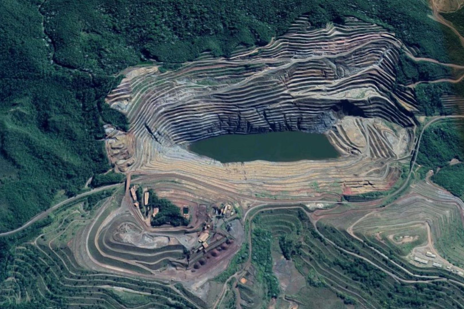 Mining giant, Vale, says that the northern slope of the Gongo Soco Mine has started to crumble but that there are no consequences to the dam,