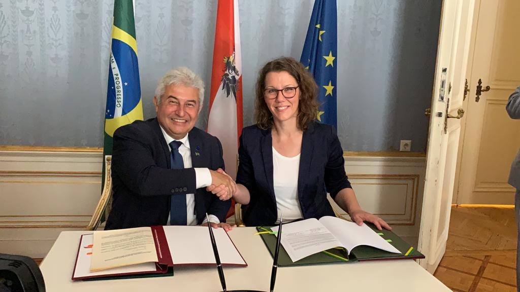 Brazilian Minister Marcos Pontes and Austrian Minister Iris Eliisa Rauskala. (Photo internet reproduction)
