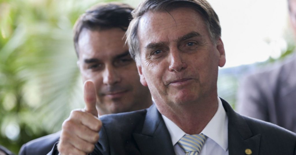 President Jair Bolsonaro and his son Flávio Bolsonaro. (Photo internet reproduction)
