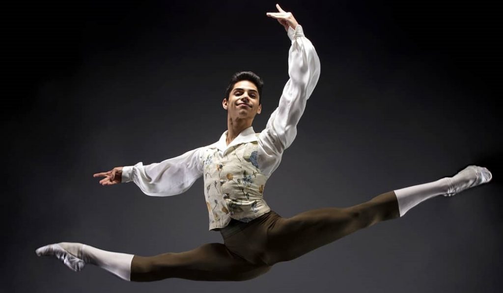 Gabriel Morais (23) graduated from Bolshoi Brazil in 2018 and is now a member of the school's professional dance company. (Photo internet reproduction / Gabriel's Instagram)