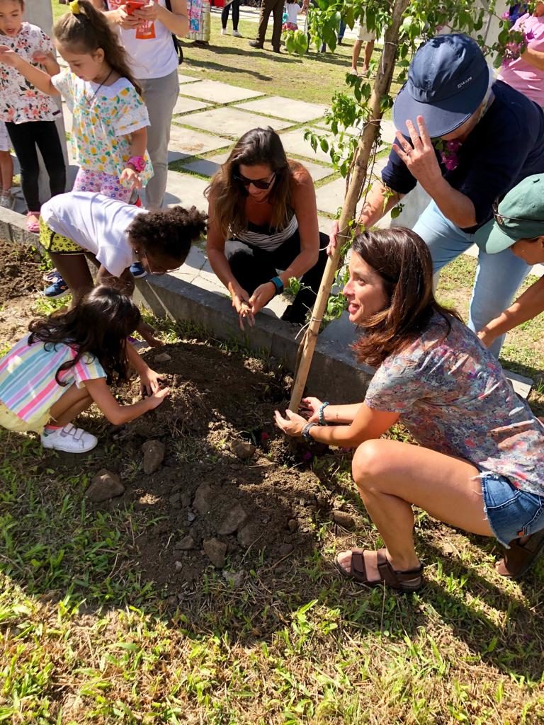 Luiza figueira de Mello planting with EU ABRAÇO O RIO activists
