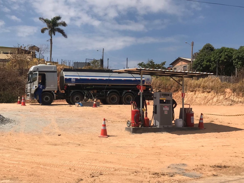 A mobile gas station set up on the Brazilian border. (Photo Globo)