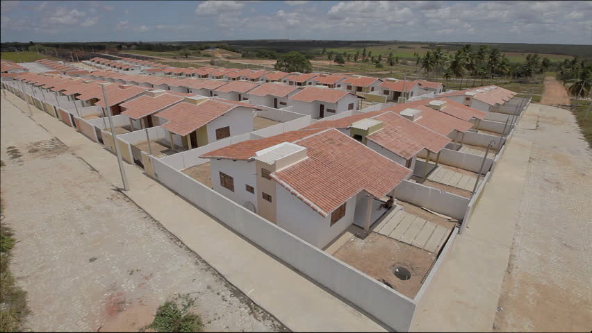 The problems extend beyond the house doors. "Housing is not expressed as a right. It is part of a market and, moreover, the access conditions to decent social housing are not met," Benedicto denounces.
