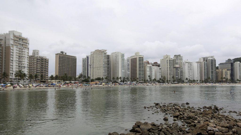 apartment complex (Triplex Case) in coastal Guarujá, São Paulo,