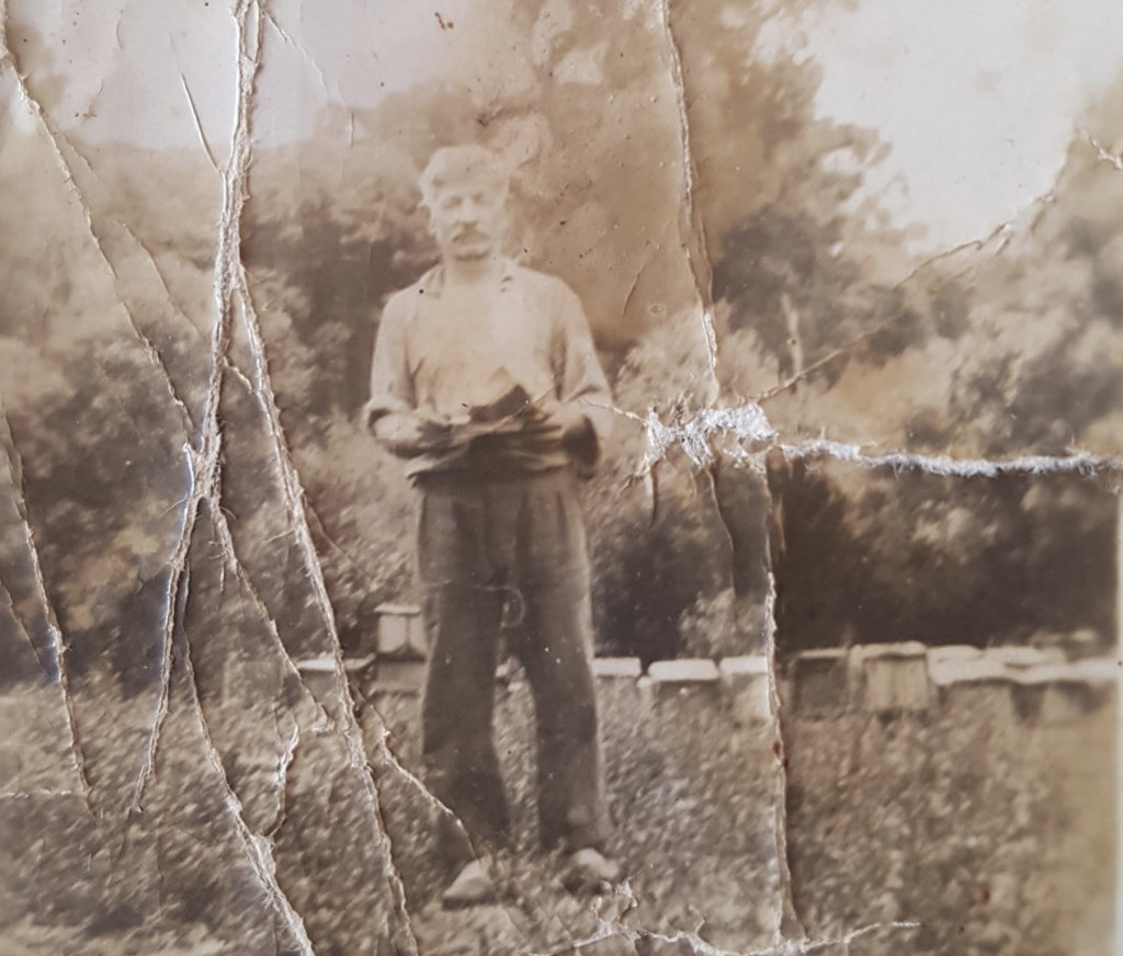In 1853, German beekeeper Friderich August Hannemann arrived with two beehives, settling in Taquari (RS)