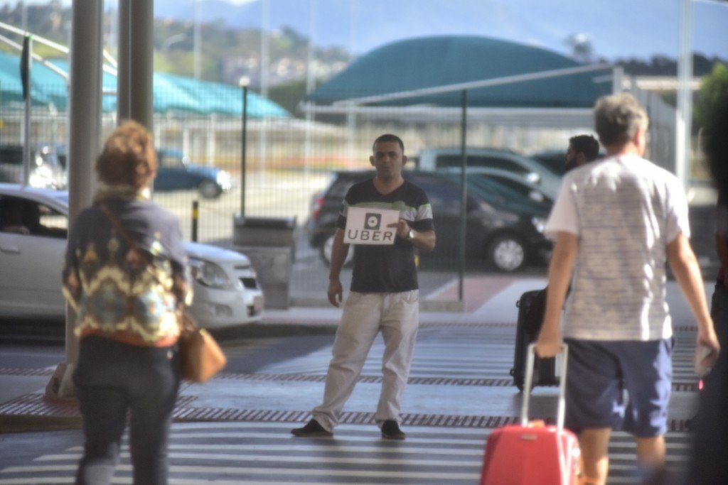 Men posing as Uber drivers target tourists and residents of Rio de Janeiro arriving at Tom Jobim International Airport and at Bus Terminal Novo Rio.
