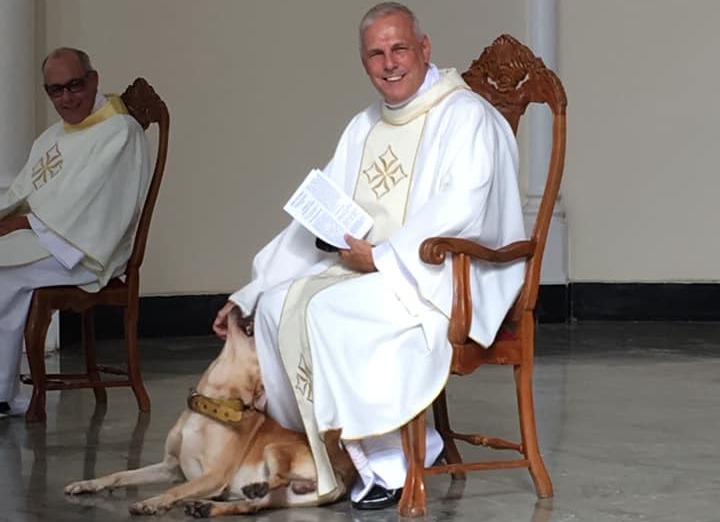 The parish registered the moment on social networks when the dog lays at the feet of the priest to win his affection. (Photo Internet Reproduction)