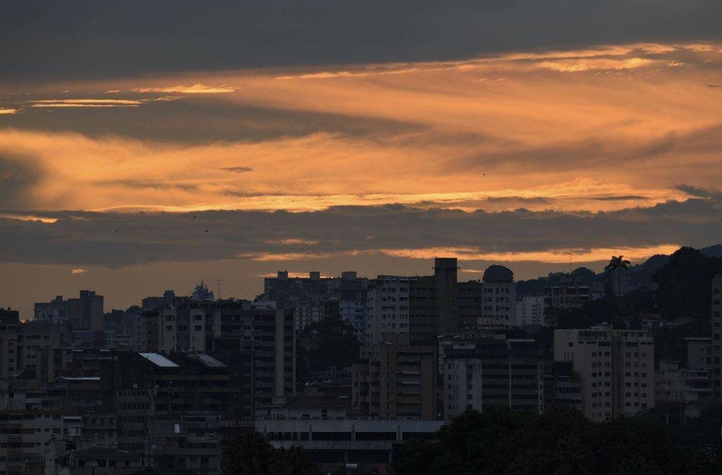 According to France Press, power was down at 4:41 pm (local time, 2:41 pm Rio time). The blackout caused subway stations to close