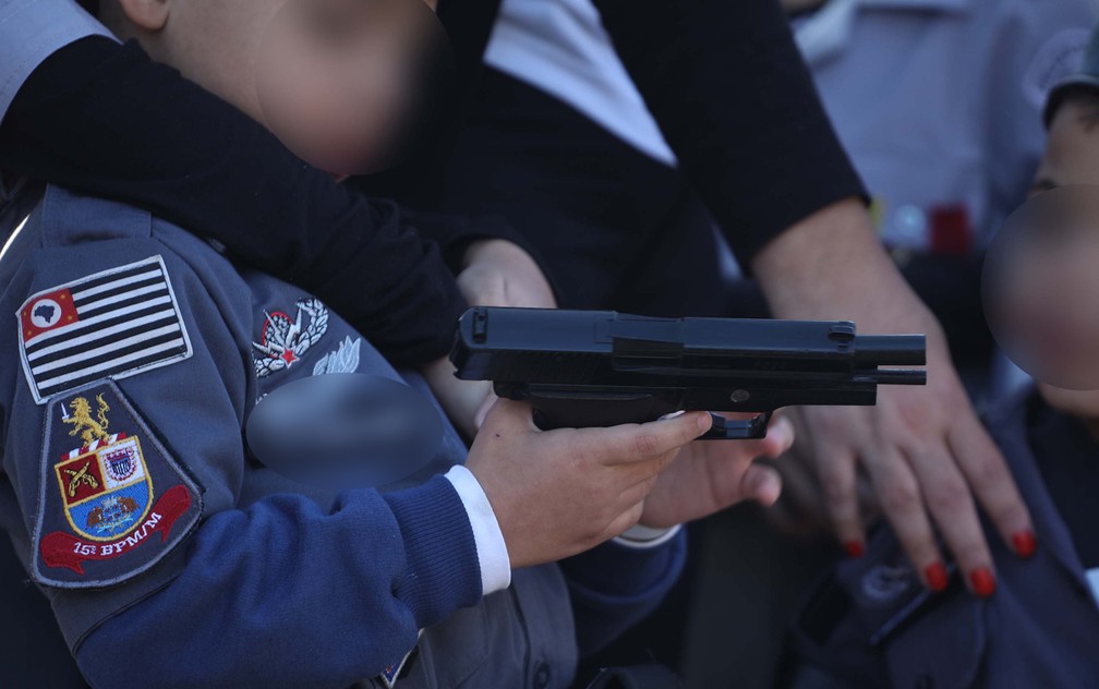 Children in uniform carrying replica guns took part in the parade to commemorate the 87th anniversary of the beginning of the Constitutionalist Revolution of 1932. (Photo internet reproduction)