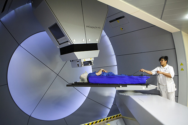 A patient in Germany undergoes proton therapy. (Photo internet reproduction)