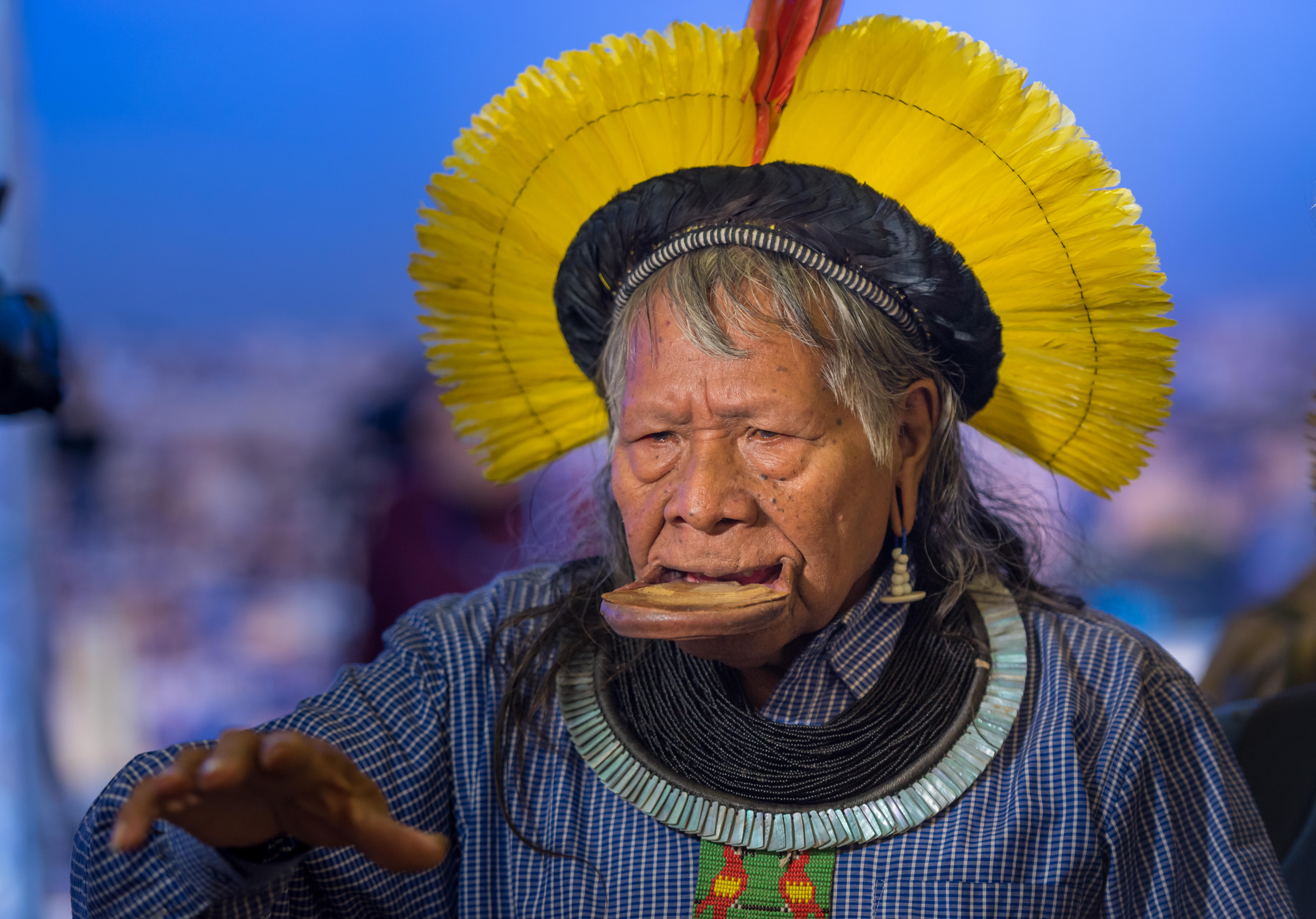 Paris, France. 03rd Dec, 2015. Raoni Metuktire chief of the Kayapo people a Brazilian Indigenous group delivers a speech during the United Nations Conference on Climate Change COP21. Credit:  Jonathan Raa/Pacific Press/Alamy Live News