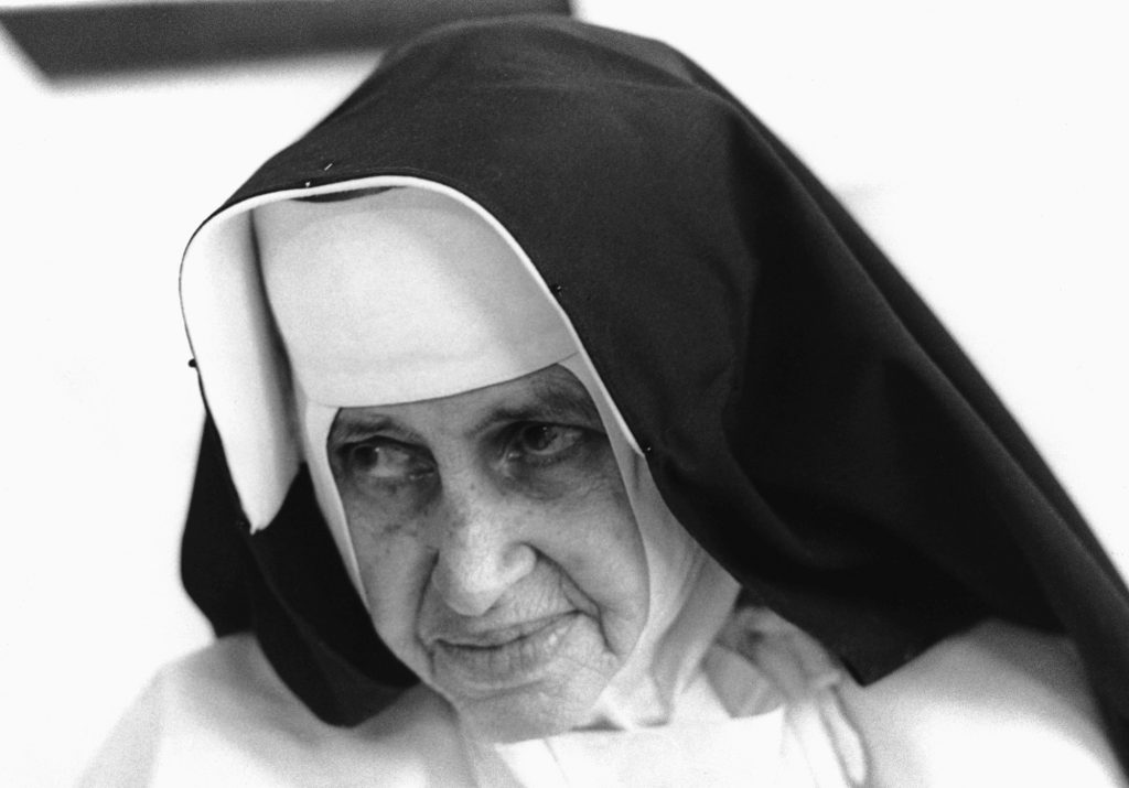 After being hospitalized for 16 months due to a worsening of her respiratory problems, Sister Dulce died at the age of 77, in Santo Antonio’s Convent